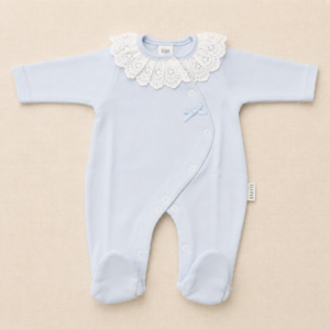 Pijama manga larga celeste cuello bordado